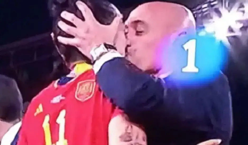 Σάλος με τον πρόεδρο της ισπανικής ομοσπονδίας - Φίλησε παίκτρια στο στόμα