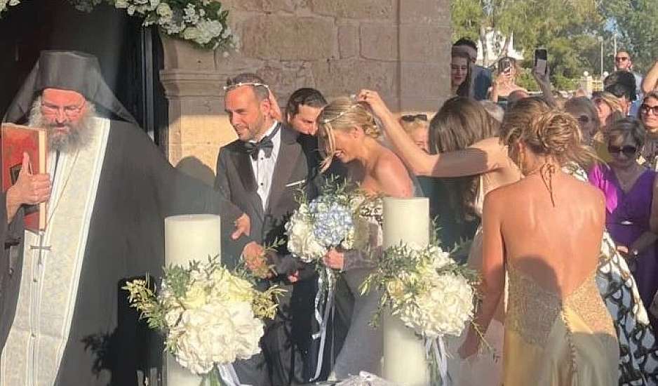 Γάμος Μουζουράκη – Κόζαρη: Δείτε τον γαμπρό και την νύφη