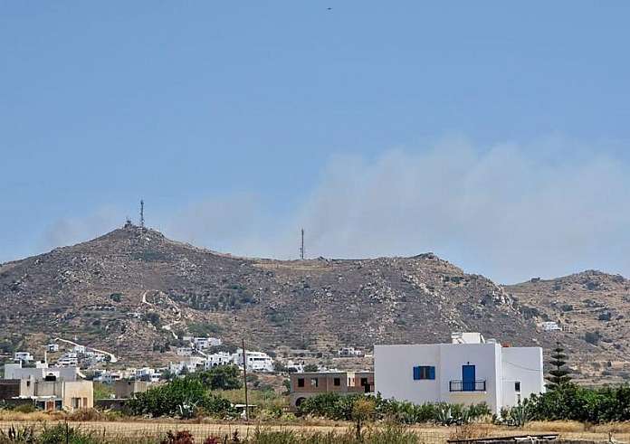 Φωτιά στη Νάξο: Ενισχύονται οι δυνάμεις – Μεταβαίνουν πυροσβέστες από τη Σύρο