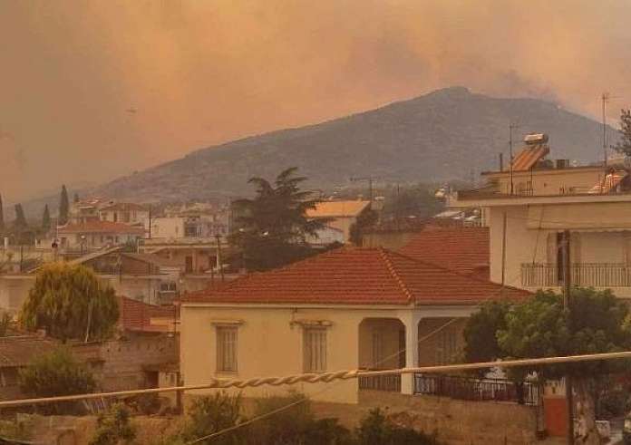 Μαγνησία: Δραματικές εικόνες στη Νέα Αγχίαλο – Χτυπάνε καμπάνες για να απομακρυνθούν οι κάτοικοι