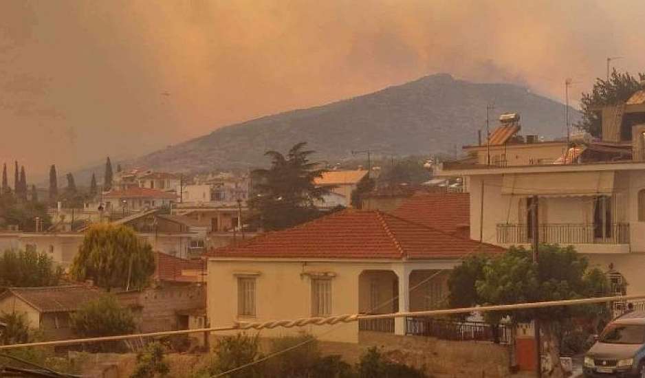 Μαγνησία: Δραματικές εικόνες στη Νέα Αγχίαλο – Χτυπάνε καμπάνες για να απομακρυνθούν οι κάτοικοι