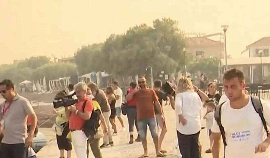Καίγεται η Νέα Αγχίαλος: Εκκενώνουν την περιοχή με βάρκες και φουσκωτά - Απανωτές εκρήξεις