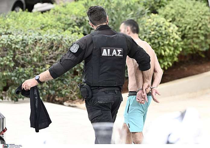 Νέος Κόσμος: Λήξη συναγερμού με τον άνδρα που είχε ταμπουρωθεί σπίτι του - Βγήκε συνοδευόμενος από τη μητέρα του