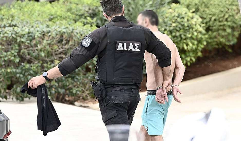 Νέος Κόσμος: Λήξη συναγερμού με τον άνδρα που είχε ταμπουρωθεί σπίτι του - Βγήκε συνοδευόμενος από τη μητέρα του