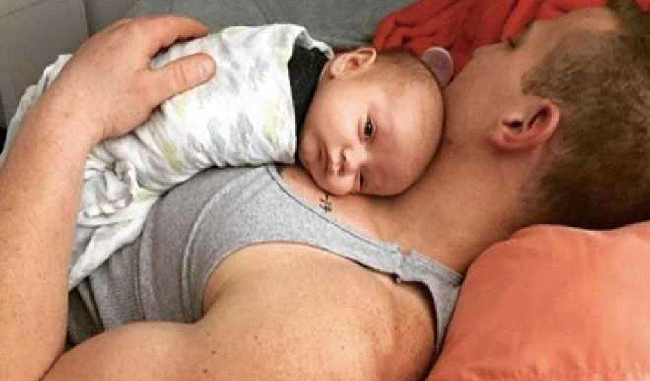 Οι γιατροί προειδοποιούν: Ο νεαρός πατέρας στη φωτογραφία δεν έχει ιδέα ότι το μωρό βρίσκεται σε πολύ μεγάλο κίνδυνο