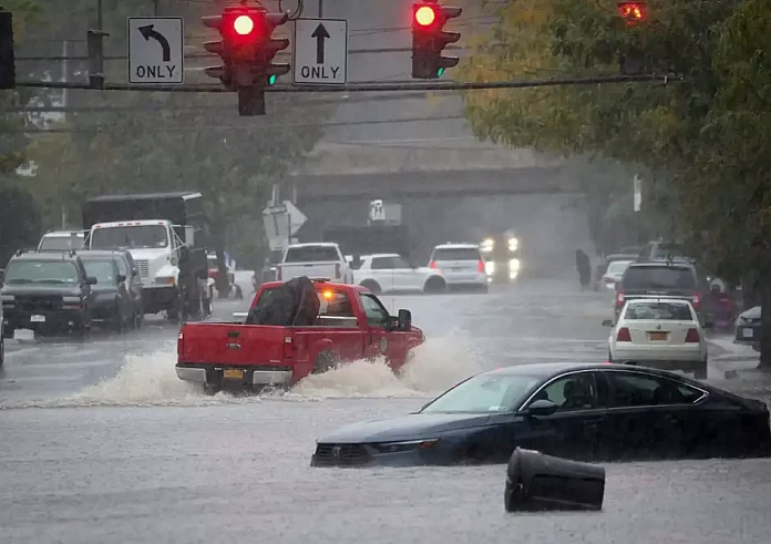 Νέα Υόρκη: Βούλιαξε η πόλη από τις σφοδρές βροχοπτώσεις της καταιγίδας Ophelia