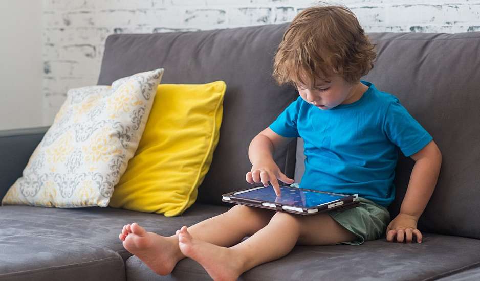 Ψηφιακές οθόνες: Από τι κινδυνεύουν τα παιδιά που χρησιμοποιούν συχνά κινητά και τάμπλετ