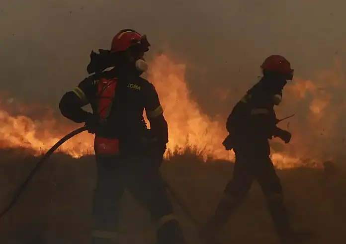 Μεγάλη αναζωπύρωση στην Πάρνηθα: Κίνδυνος επέκτασης της φωτιάς στους Θρακομακεδόνες