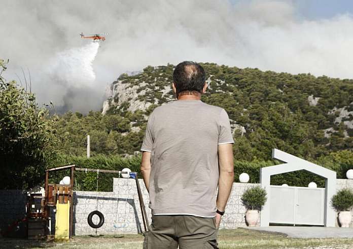 Πάρνηθα: Καίγονται σπίτια σε Αγία Παρασκευή, Αγ. Ιωάννη Ρώσο και Ντάρδιζα – Μήνυμα του 112 για Λεφάντω