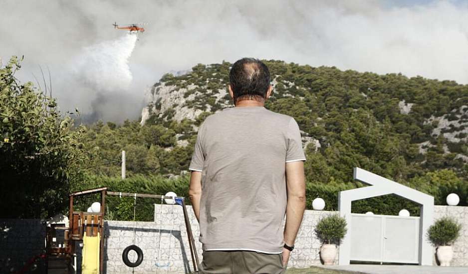 Πάρνηθα: Καίγονται σπίτια σε Αγία Παρασκευή, Αγ. Ιωάννη Ρώσο και Ντάρδιζα – Μήνυμα του 112 για Λεφάντω