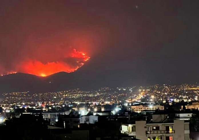 Φωτιά στην Φυλή: Δύσκολη νύχτα για την Αττική – Πύρινος εφιάλτης απειλεί την Πάρνηθα