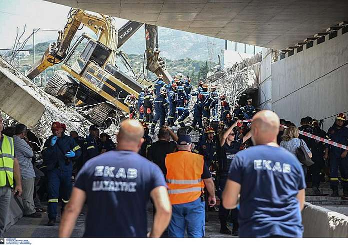 Κατάρρευση γέφυρας στην Πάτρα: Αγωνία για εγκλωβισμένους στα συντρίμμια - Ένας νεκρός και πολλοί τραυματίες