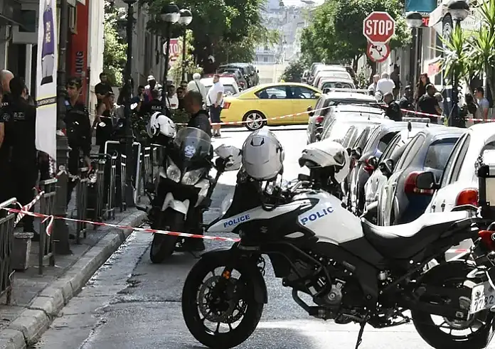Ηλικιωμένος πυροβόλησε και σκότωσε υπάλληλο πάρκινγκ στον Πειραιά - Η στιγμή της σύλληψης