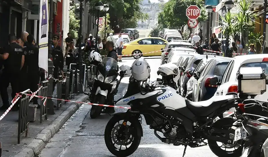Ηλικιωμένος πυροβόλησε και σκότωσε υπάλληλο πάρκινγκ στον Πειραιά - Η στιγμή της σύλληψης