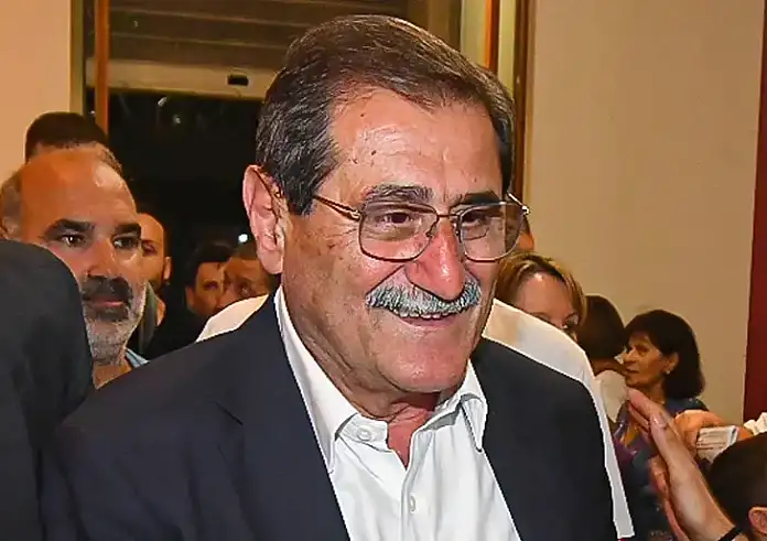 Κώστας Πελετίδης: Ποιος είναι ο δήμαρχος της Πάτρας που εκλέχθηκε για τρίτη φορά