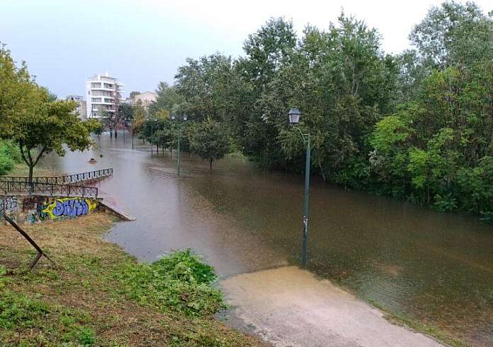 Φούσκωσε επικίνδυνα ο Πηνειός – Μήνυμα του 112 για εκκενώσεις χωριών