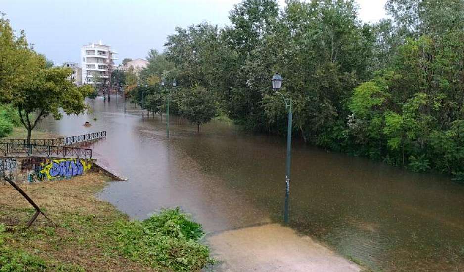 Φούσκωσε επικίνδυνα ο Πηνειός – Μήνυμα του 112 για εκκενώσεις χωριών