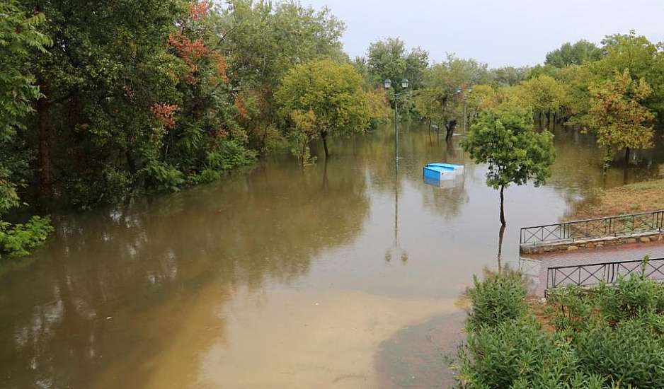 Λάρισα: Ανέβηκε επικίνδυνα η στάθμη του Πηνειού - Εκκένωση της πλημμυρικής ζώνης ζητά ο δήμος