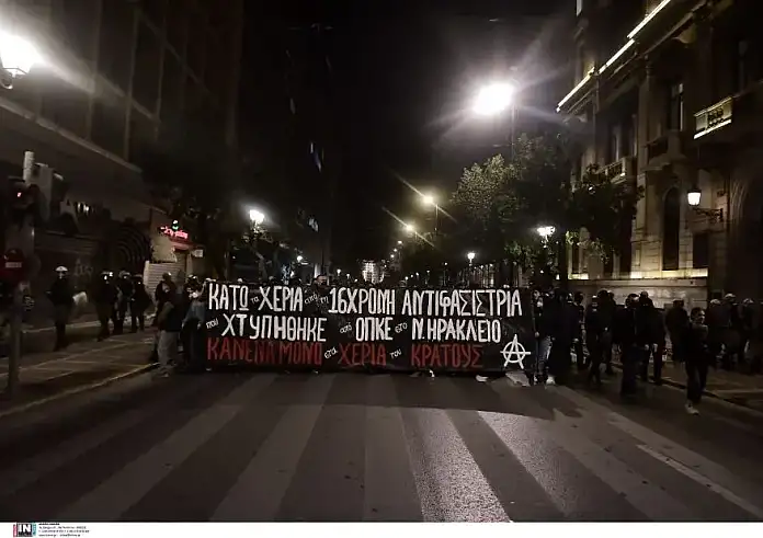 Ένταση στα Εξάρχεια - Μολότοφ μετά την πορεία για την 16χρονη (βίντεο)