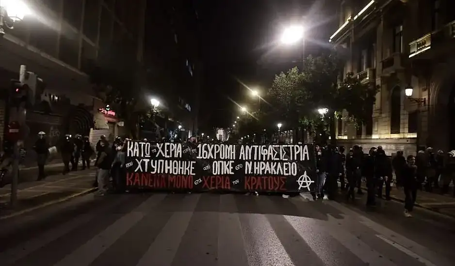 Ένταση στα Εξάρχεια - Μολότοφ μετά την πορεία για την 16χρονη (βίντεο)