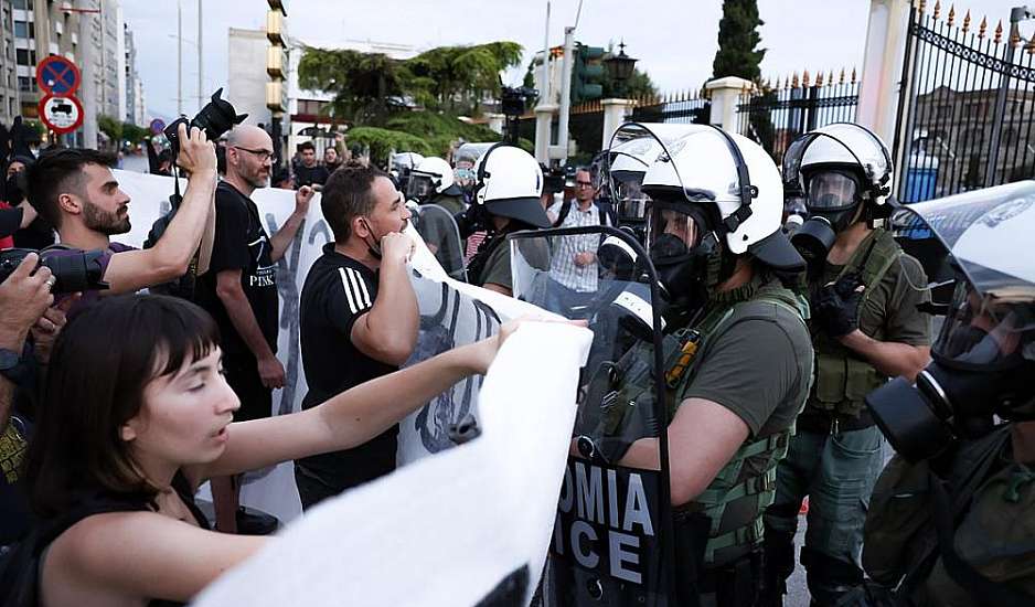 Ναυάγιο στην Πύλο: Πορείες διαμαρτυρίας με μολότοφ στο κέντρο της Αθήνας