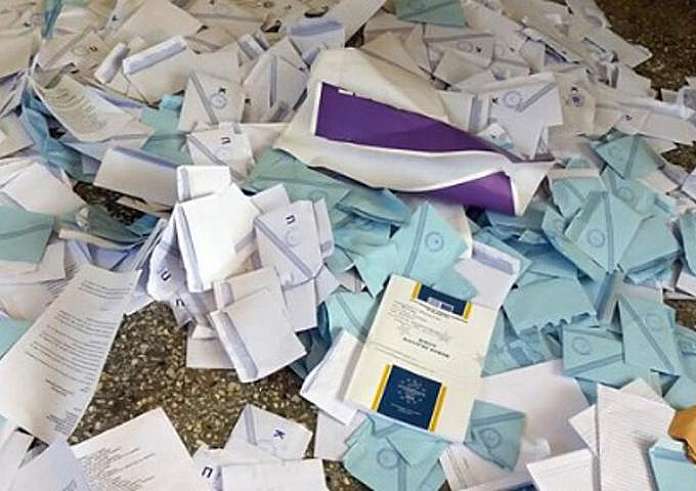 Θεσσαλονίκη: Μοίραζαν διπλωμένα ψηφοδέλτια του ΣΥΡΙΖΑ έξω από εκλογικό κέντρο- 4 συλλήψεις