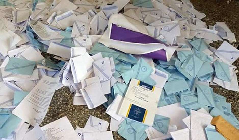 Θεσσαλονίκη: Μοίραζαν διπλωμένα ψηφοδέλτια του ΣΥΡΙΖΑ έξω από εκλογικό κέντρο- 4 συλλήψεις