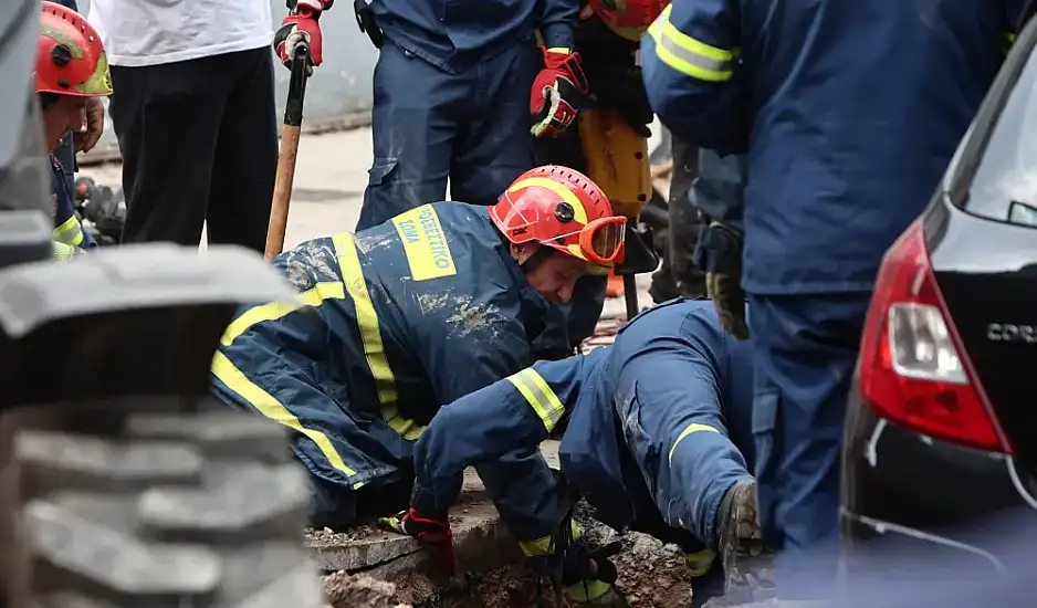 Πειραιάς: Θρήνος για τον 27χρονο εργάτη που ανασύρθηκε νεκρός από φρεάτιο – Ήταν πατέρας δύο παιδιών