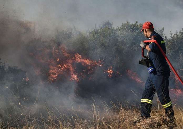 Καλύτερη εικόνα από τα μέτωπα σε Ρόδο, Λαμία, Κέρκυρα και Κάρυστο