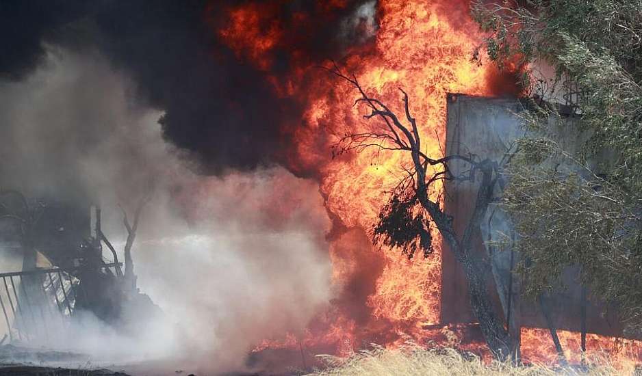 Εκτός ελέγχου η φωτιά στη Ροδόπη: Καίγονται σπίτια στο χωριό Σώστης - Εκκενώνονται οικισμοί