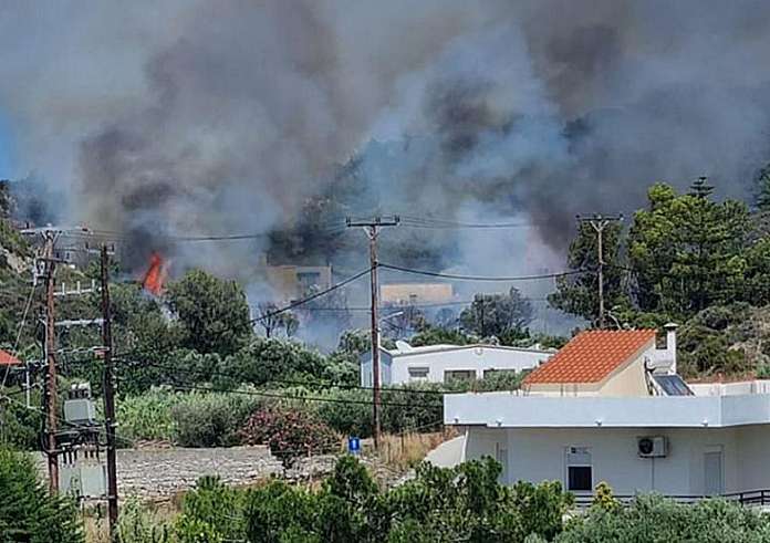 Πύρινος εφιάλτης στη Ρόδο: Εντολή εκκένωσης στα Μάσσαρη - Καίγονται τα πρώτα σπίτια