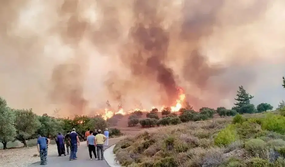 Σε κατάσταση εκτάκτου ανάγκης η νότια Ρόδος - Μαίνεται σε τρία μέτωπα η φωτιά