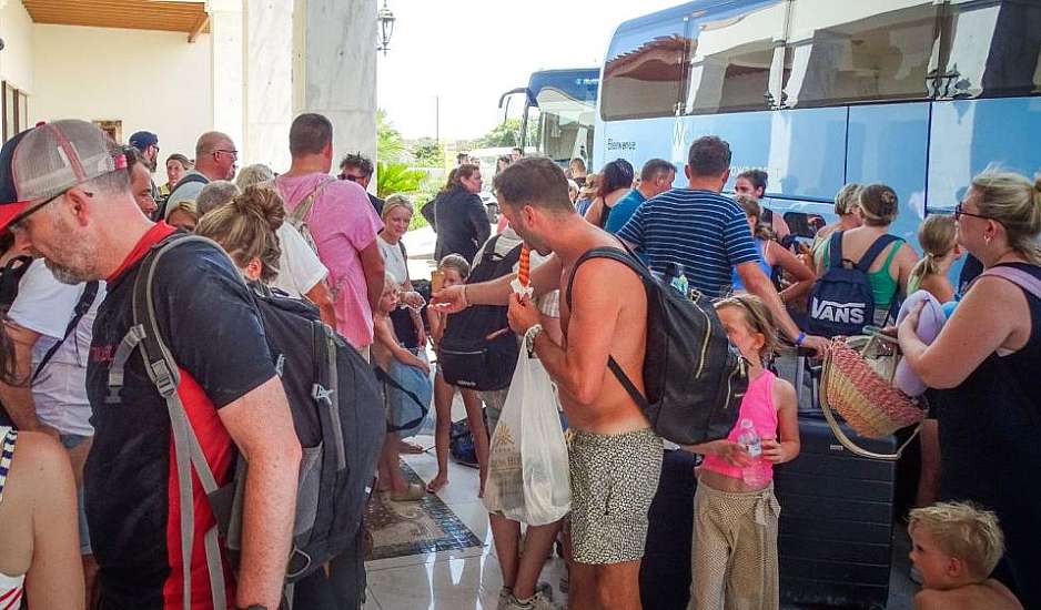 Φωτιά στη Ρόδο: Έκτακτα μέτρα για τη διευκόλυνση των επιβατών στο αεροδρόμιο της Ρόδου