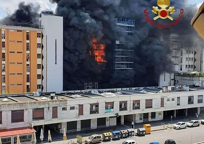 Ρώμη: Ένας νεκρός από φωτιά σε οχταώροφο κτίριο – Δεκάδες τραυματίες