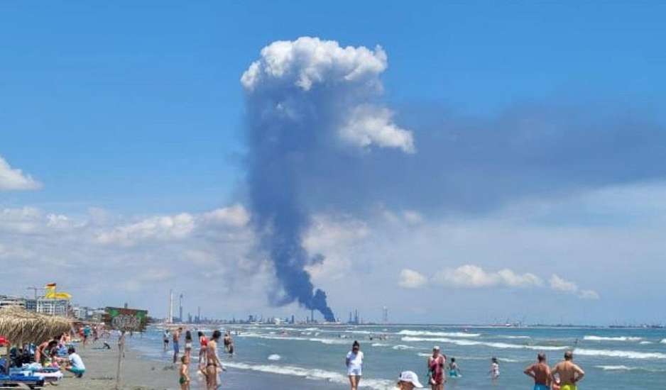 Ρουμανία: Έκρηξη και πυρκαγιά σε διυλιστήριο