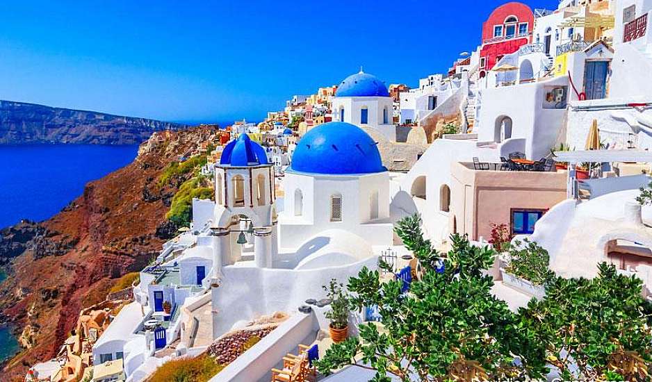 Έρχονται κατεδαφίσεις στη Σαντορίνη; Παρέμβαση του Υπ. Περιβάλλοντος για το «πάρτι» αυθαιρεσίας