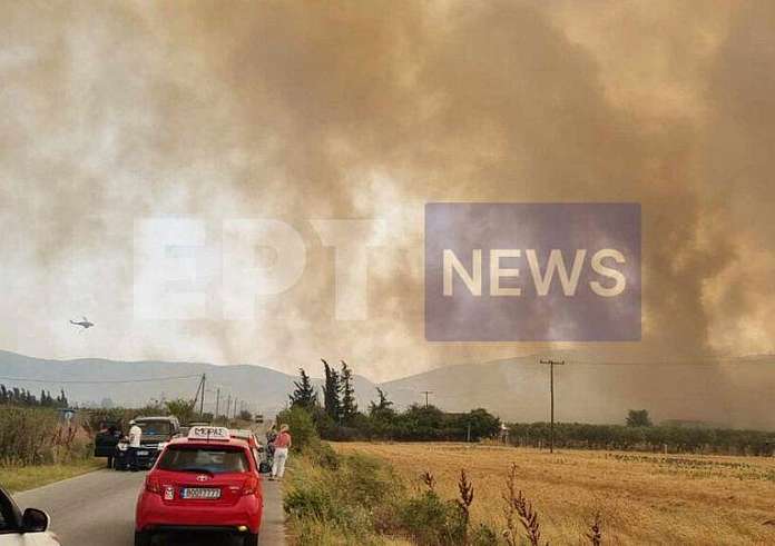 Φωτιά στο Βελεστίνο: Κινδύνεψε το συνεργείο της ΕΡΤ – Κλείνουμε τη ζωντανή σύνδεση! (βίντεο)