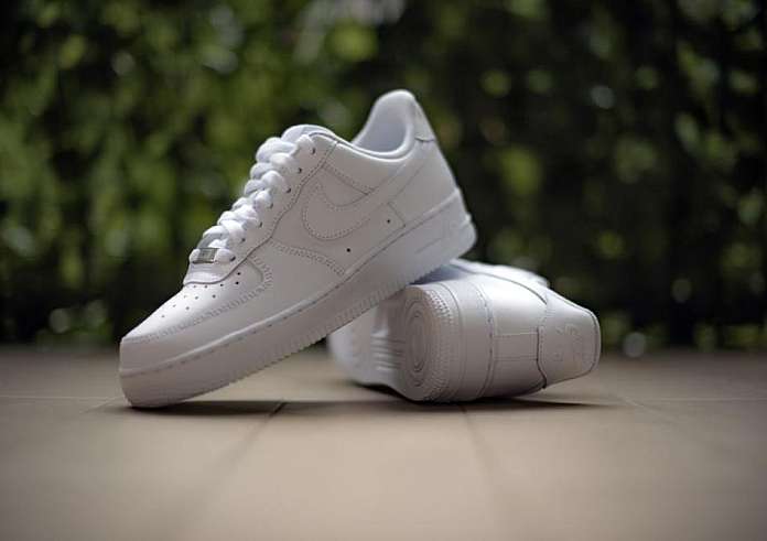 Το έξυπνο κόλπο για να διατηρείτε τα sneakers σας πεντακάθαρα χρησιμοποιώντας μόνο 3 υλικά