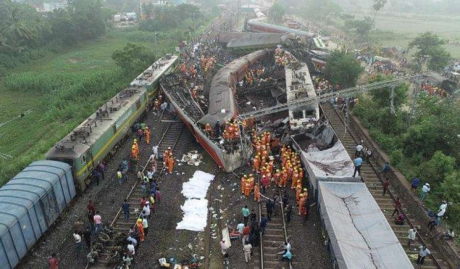 Ινδία: Πάνω από 280 οι νεκροί και εκατοντάδες τραυματίες από σύγκρουση τρένων