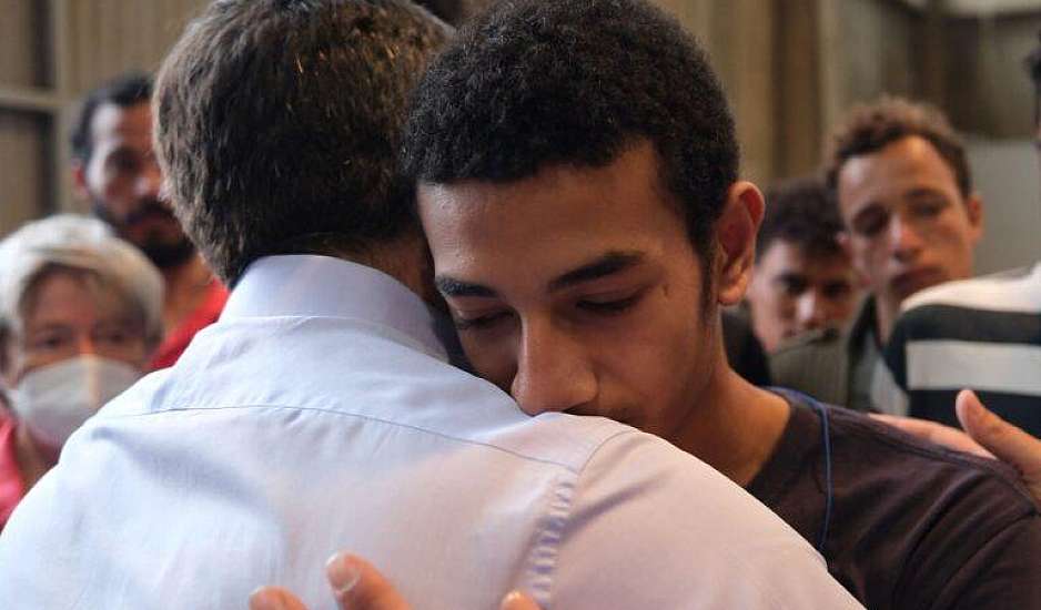 Τσίπρας στην Καλαμάτα: Αγκαλιάζει επιζώντα του ναυαγίου που έχασε τον αδερφό του