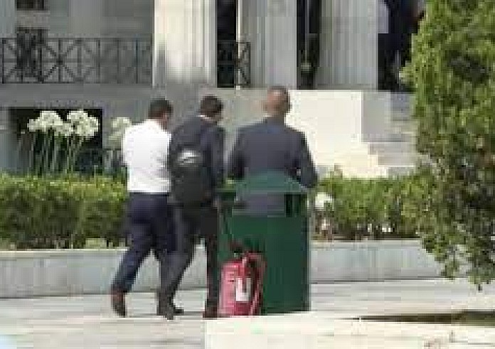 Αλέξης Τσίπρας: Από την πίσω πόρτα της Βουλής για την ορκωμοσία ώστε να αποφύγει τις κάμερες