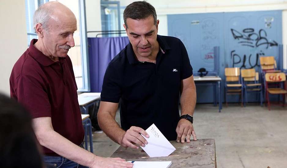 Ψήφισε ο Αλέξης Τσίπρας: "Βιάστηκαν όσοι κήρυξαν τον ΣΥΡΙΖΑ απόντα" - Πάνω από 130.000 άτομα στις κάλπες