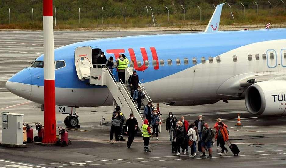 Φωτιά στη Ρόδο: Jet2 και TUI ακυρώνουν τις πτήσεις τους προς το νησί