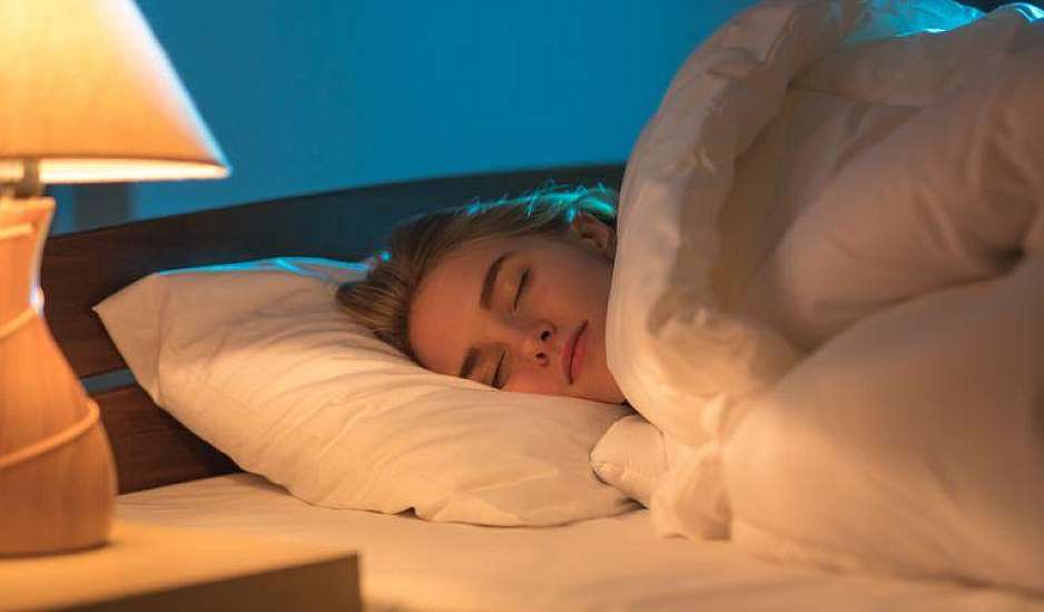 Ύπνος με αναμμένο φως; Οι πιθανές αρνητικές επιπτώσεις για την υγεία μας