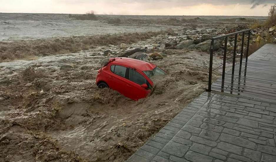 Πυροσβεστική: 690 κλήσεις έλαβε το Κέντρο Επιχειρήσεων λόγω της κακοκαιρίας