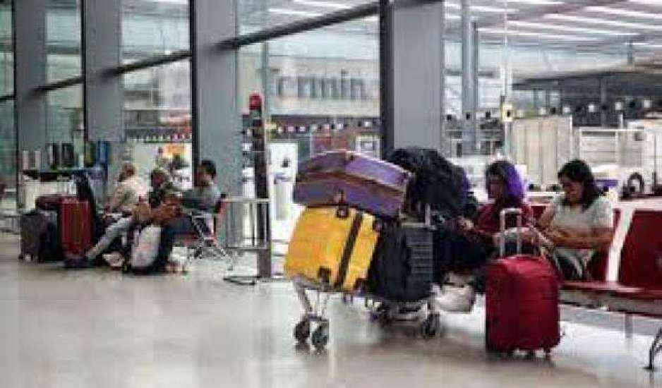 Εγκλωβισμένοι για ώρες τουρίστες στα ελληνικά νησιά: Ξεμείναμε στην Κέρκυρα - Νέες ακυρώσεις πτήσεων