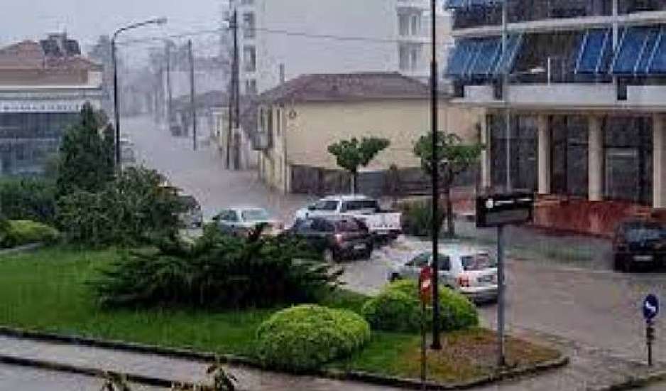 Τρίκαλα: Πλημμύρες από τη δυνατή βροχή – Δρόμοι μετατράπηκαν σε ποτάμια