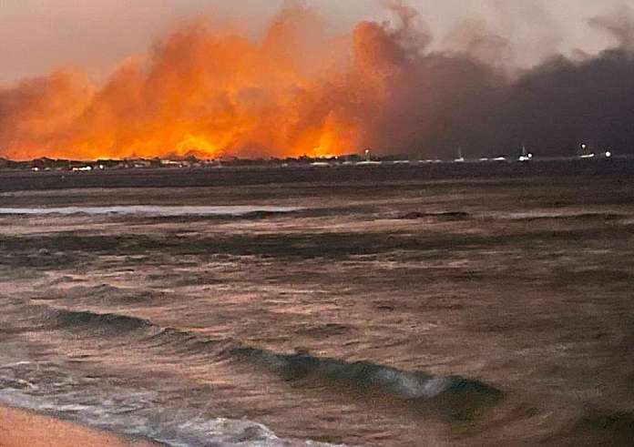 Χαβάη: Τουλάχιστον 93 οι νεκροί - Πέρασε 5 ώρες στον ωκεανό για να σωθεί από την φωτιά