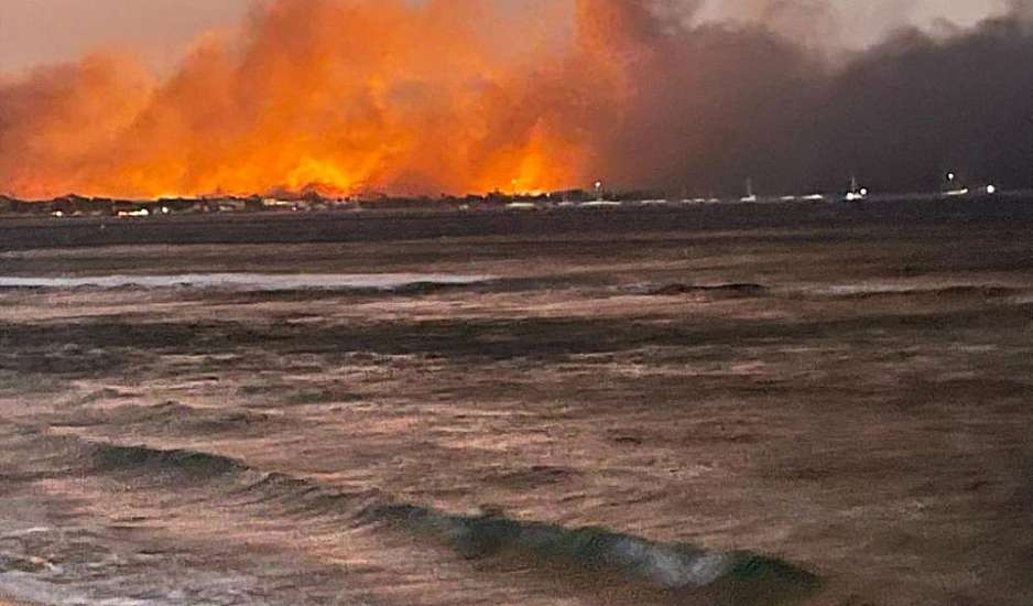 Χαβάη: Τουλάχιστον 93 οι νεκροί - Πέρασε 5 ώρες στον ωκεανό για να σωθεί από την φωτιά