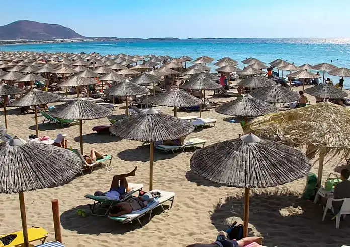 Κίνημα της πετσέτας: Ιδιώτης έβαλε μπουλντόζα για να βγάλει τα βράχια από παραλία της Νάξου